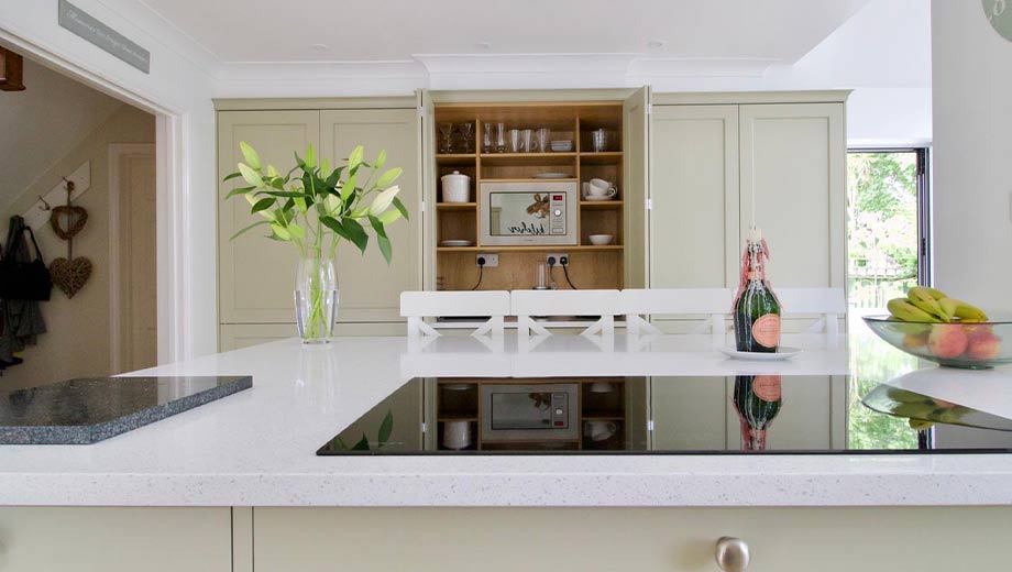 Space-saving kitchen cabinet
